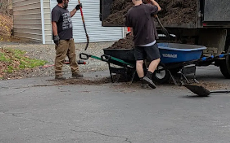 The Mulch Co. — Landscaper