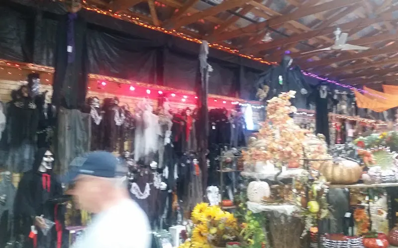 Brock Farms Home & Garden World — Garden center