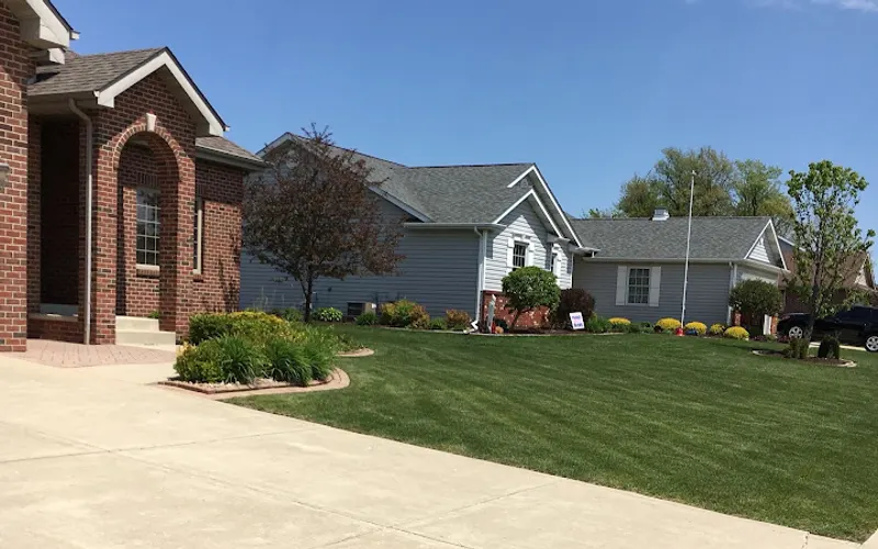 DT Lawn Service — Lawn care service
