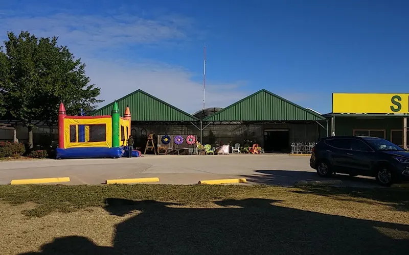 Smith's Gardentown — Garden center