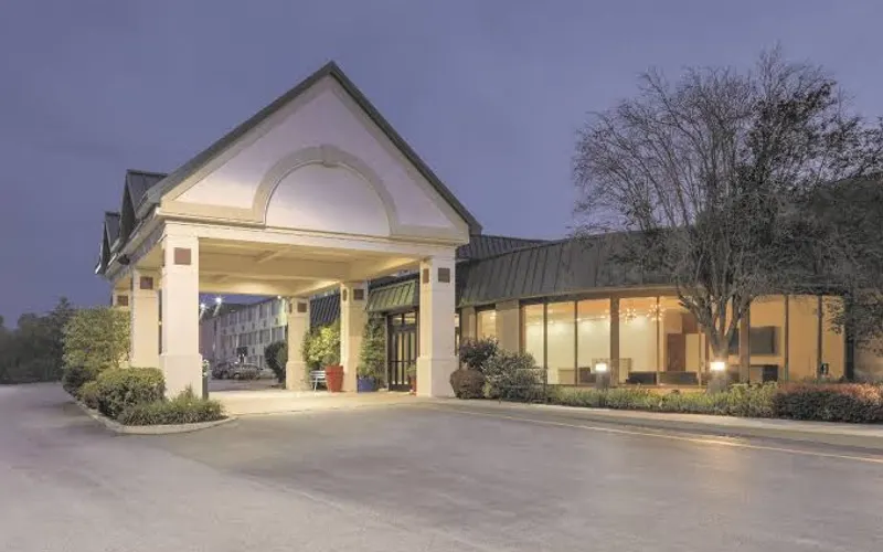 Ramada by Wyndham Beaver Falls — Hotel
