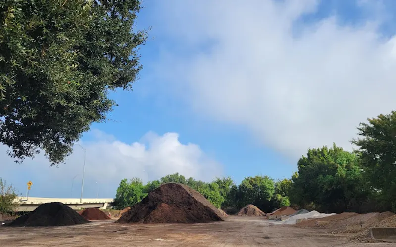 Living Earth - Katy Freeway — Topsoil supplier