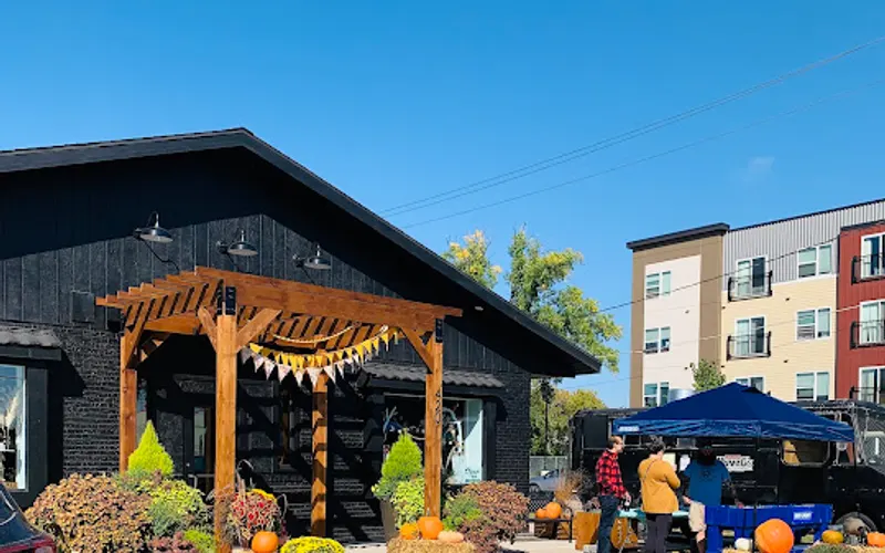 Holland's — Garden center