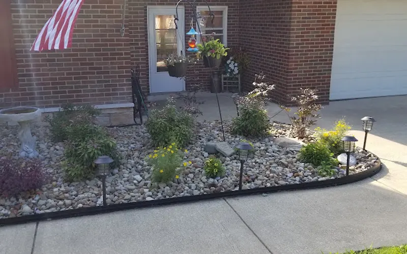 Royal Victorian Garden Center and Bob Witsaman Landscaping Inc. — Mulch supplier
